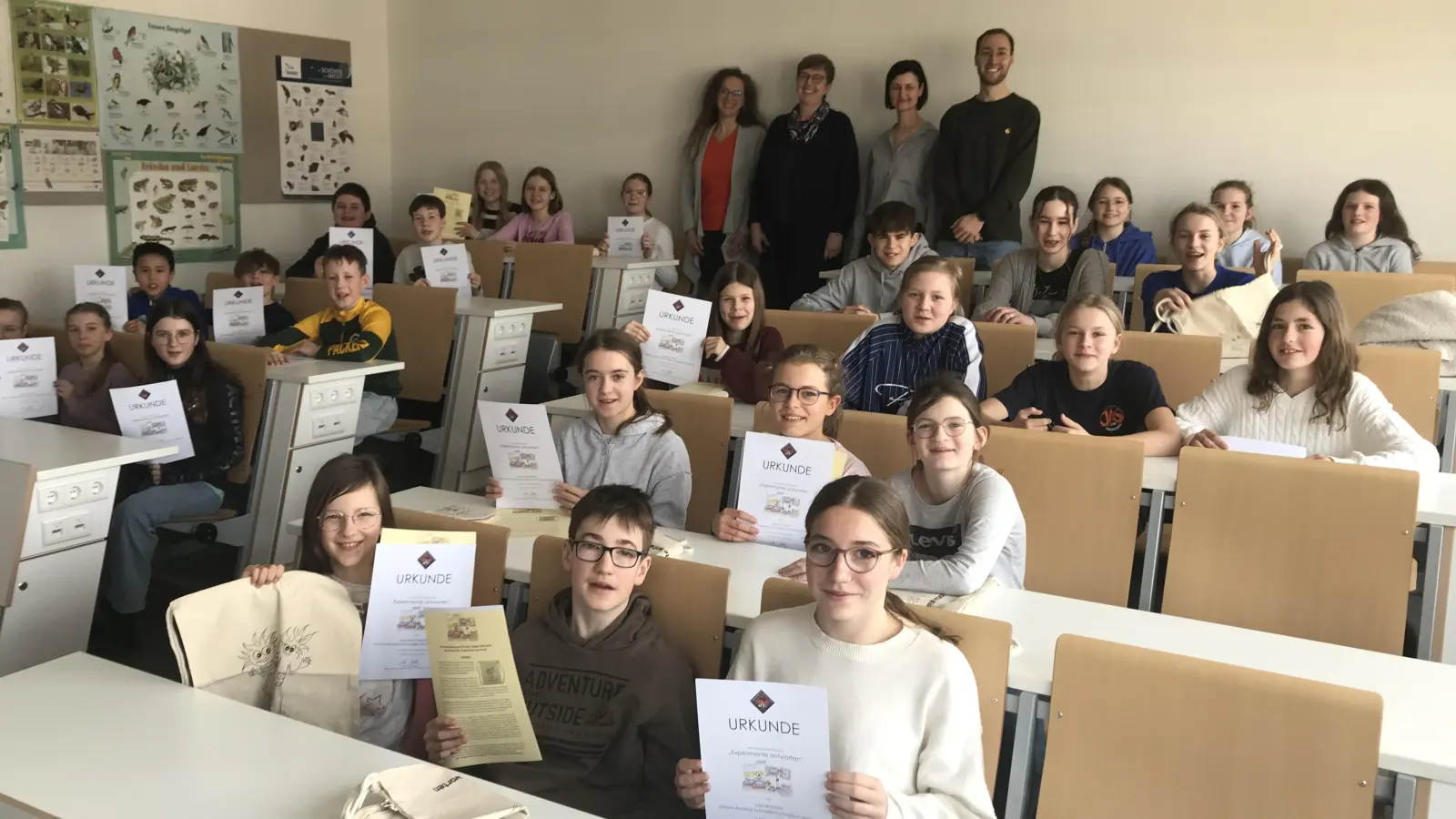 Im Rahmen einer kleinen Feierstunde im Biologiesaal überreichte die Schulleiterin Dr. Anja Wiesner den erfolgreichen Schülerinnen und Schülern die Urkunden und Sachpreise und lobte ihren Wettbewerbserfolg und großen Forschungseifer. (Bild: Iris Hösl)