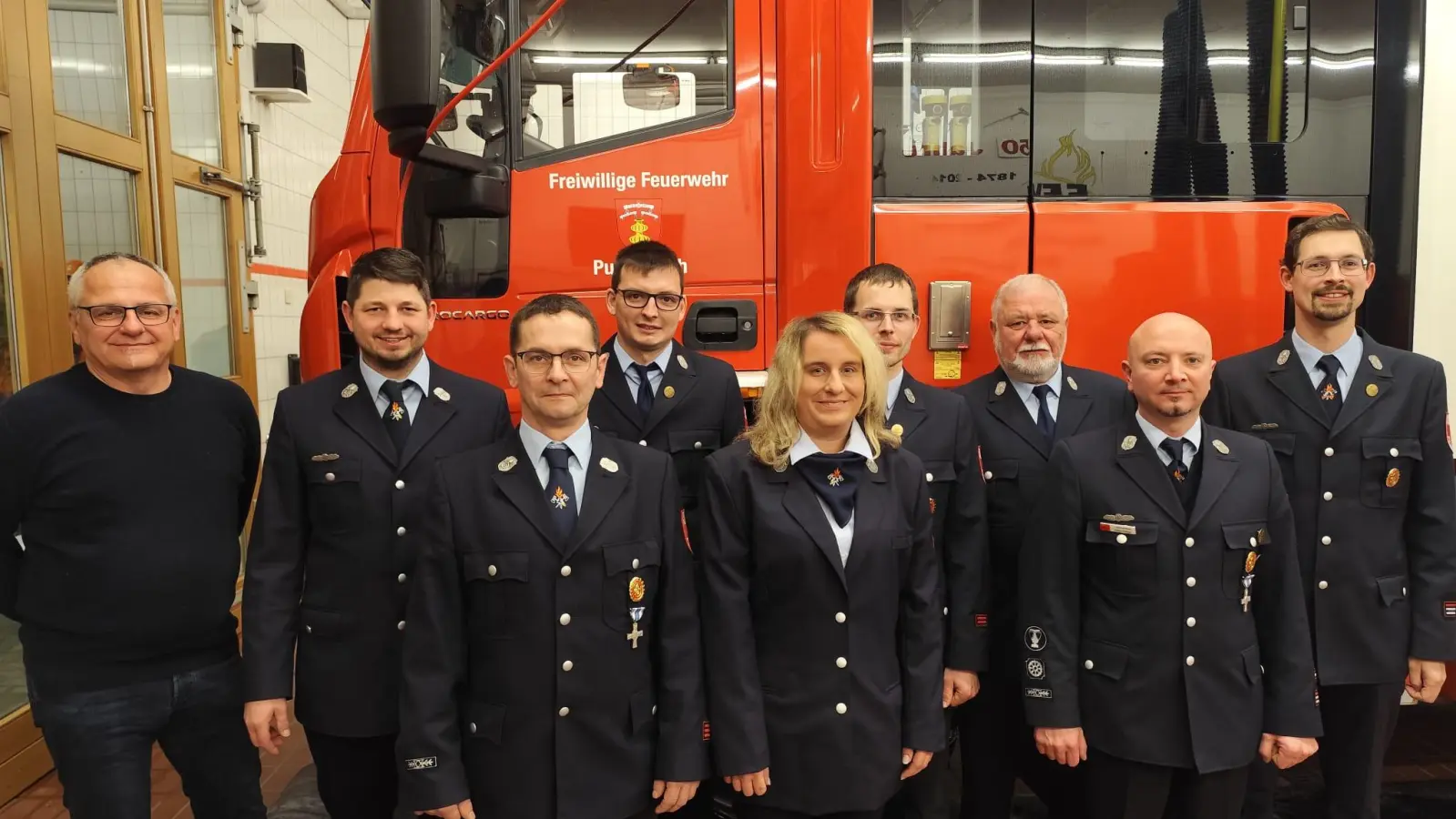 Das Bild zeigt von links: Bügermeister Hubert Kraus, Alexander Pschörer, 2. Vorsitzenden Stefan Philbert, Ludwig Rickauer, Bianca Rothe, Georg Rickauer, Heinz Kraus, 1. Kommandant Andreas Philipp, 1. Vorsitzenden Franz Rickauer (Bild: Felix Wegmann)