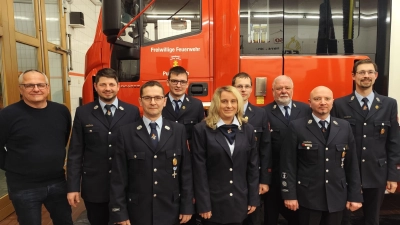 Das Bild zeigt von links: Bügermeister Hubert Kraus, Alexander Pschörer, 2. Vorsitzenden Stefan Philbert, Ludwig Rickauer, Bianca Rothe, Georg Rickauer, Heinz Kraus, 1. Kommandant Andreas Philipp, 1. Vorsitzenden Franz Rickauer (Bild: Felix Wegmann)