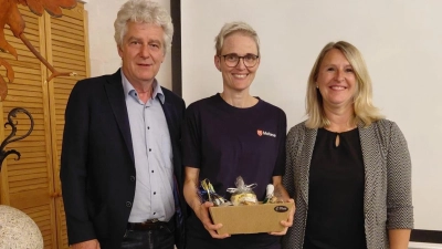 v.l. Bürgermeister Lindner, Stefanie Hacker, Katja Buchner. (Bild: Katja Buchner)