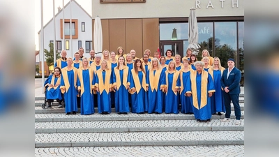 Unter Leitung von Remona Fink Vorne links und Max Braun (vorne Rechts) am Keyboard gibt der Gospelchor „Hope an Joy” am Freitag ein Benefizkonzert in Kohlberg.  (Bild: Eva Seifried)
