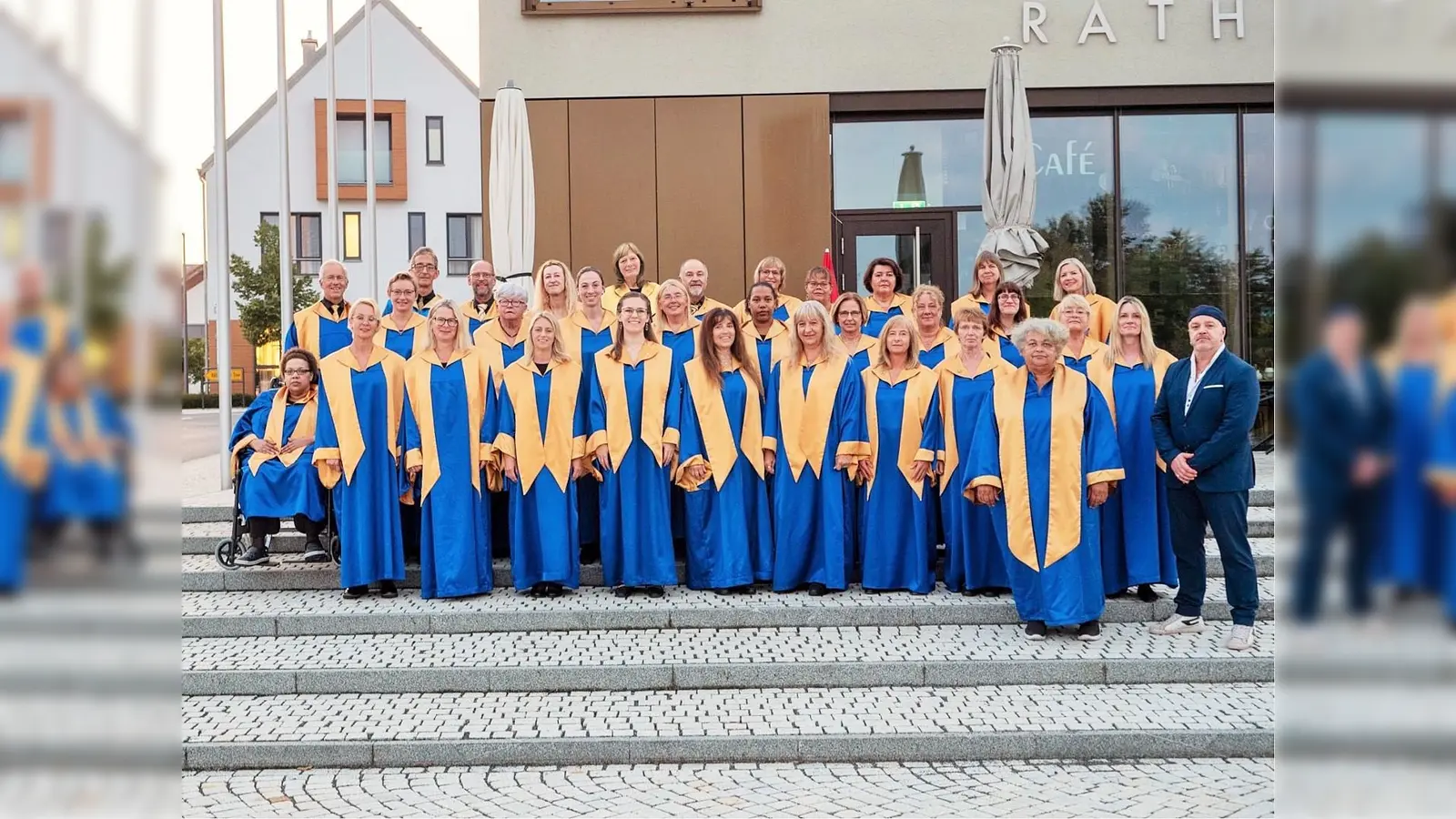 Unter Leitung von Remona Fink Vorne links und Max Braun (vorne Rechts) am Keyboard gibt der Gospelchor „Hope an Joy” am Freitag ein Benefizkonzert in Kohlberg.  (Bild: Eva Seifried)