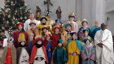 Die Schar der Schwarzenfelder Sternsinger mit Pfarrvikar Christian Ogu (rechts) und Gemeindereferent Markus Seefeld (hinten links) nach der Aussendung. (Bild: Markus Seefeld)