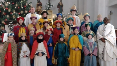 Die Schar der Schwarzenfelder Sternsinger mit Pfarrvikar Christian Ogu (rechts) und Gemeindereferent Markus Seefeld (hinten links) nach der Aussendung. (Bild: Seefeld)