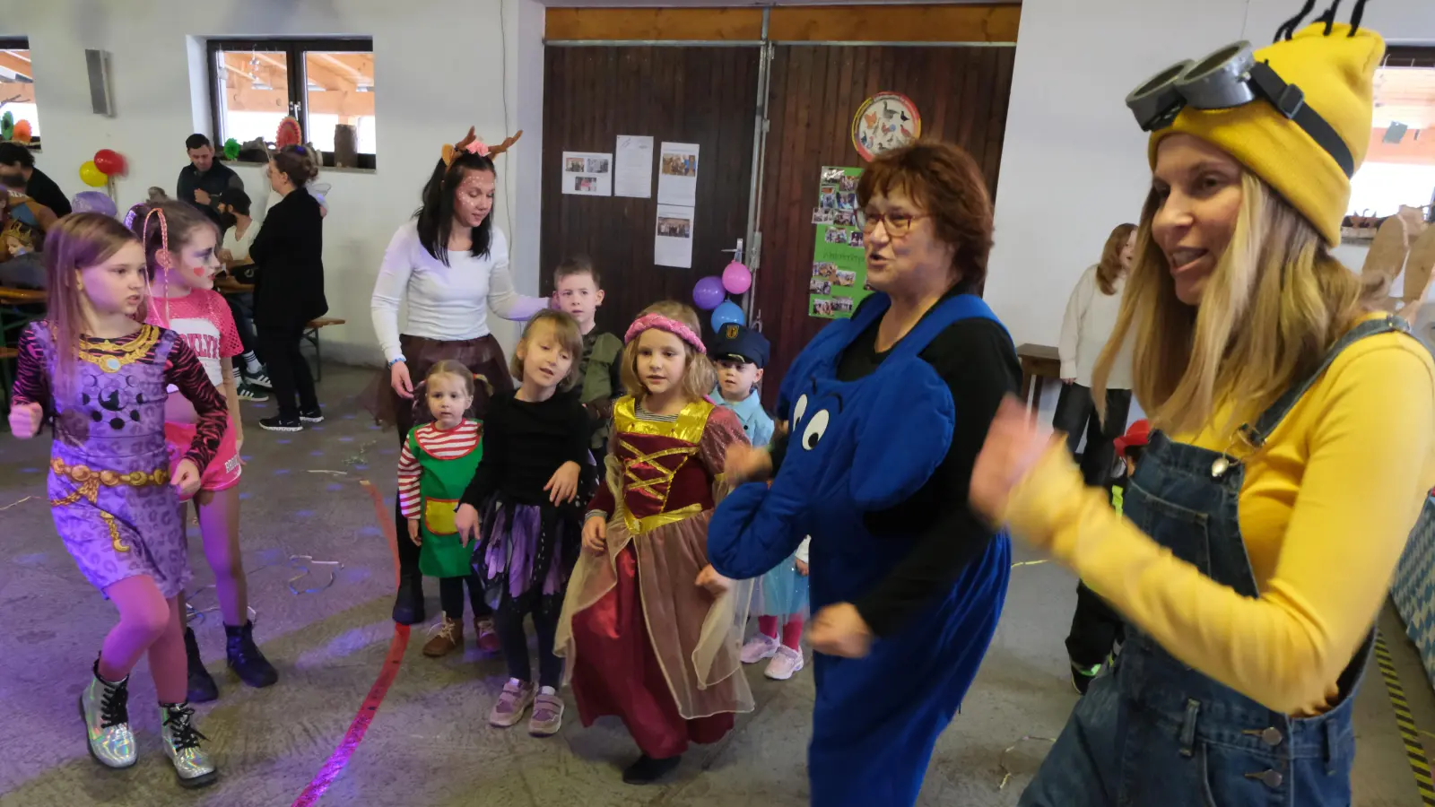 Eine fröhliche und ausgelassene Stimmung mit einer Reihe von prächtigen Überraschungen erlebten die Kinder und Eltern mit Angehörige beim Familiennachmittag der Eltern-Kind-Gruppe und des Katholischen Frauenbundes. (Bild: Fred Lehner)