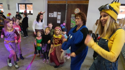 Eine fröhliche und ausgelassene Stimmung mit einer Reihe von prächtigen Überraschungen erlebten die Kinder und Eltern mit Angehörige beim Familiennachmittag der Eltern-Kind-Gruppe und des Katholischen Frauenbundes. (Bild: Fred Lehner)