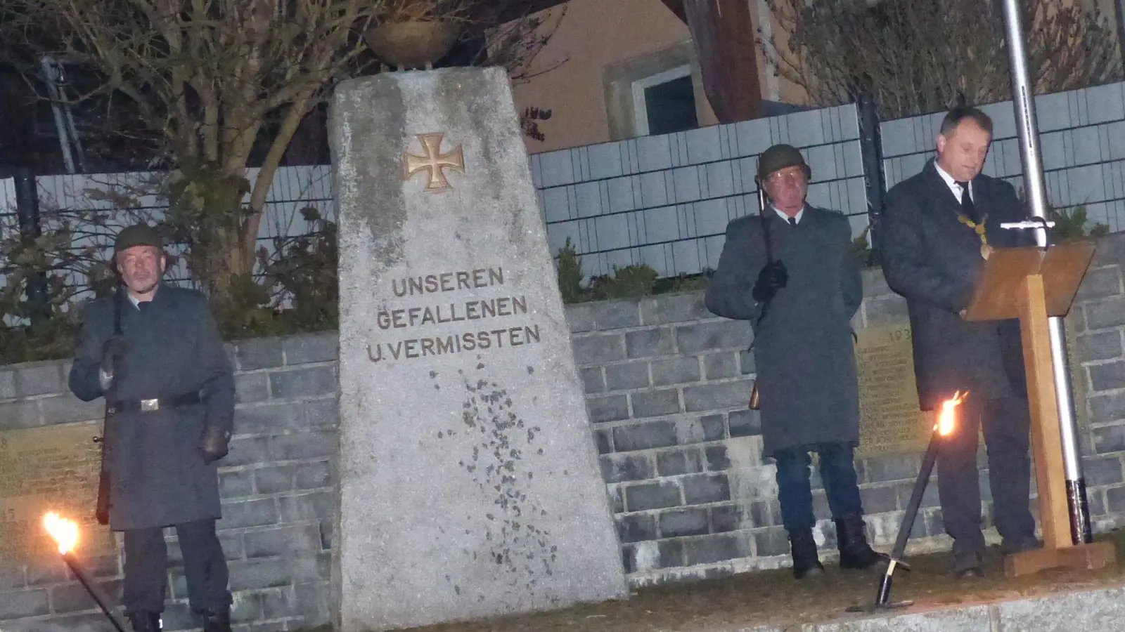 : Bürgermeister Anton Kappl sprach am Kriegerdenkmal mahnende Worte und betonte besonders, das der Frieden bereits im Kleinen beginnen müsse. (Bild: Sieglinde Schärtl)