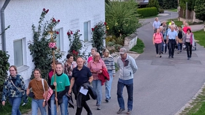 Die Gläubigen aus Ursensollen auf dem Bittgang nach Götzendorf. (Bild: Manuela Popp)