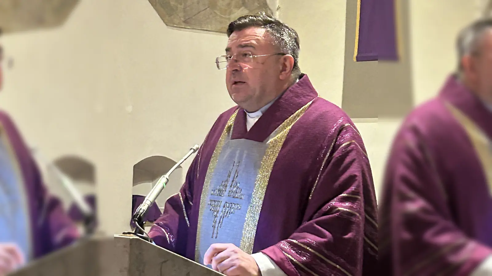 Pfarrvikar Dr. Eugen Yurchenko bei seiner Immenreuther Fastenpredigt. (Bild: Roman Melzner)