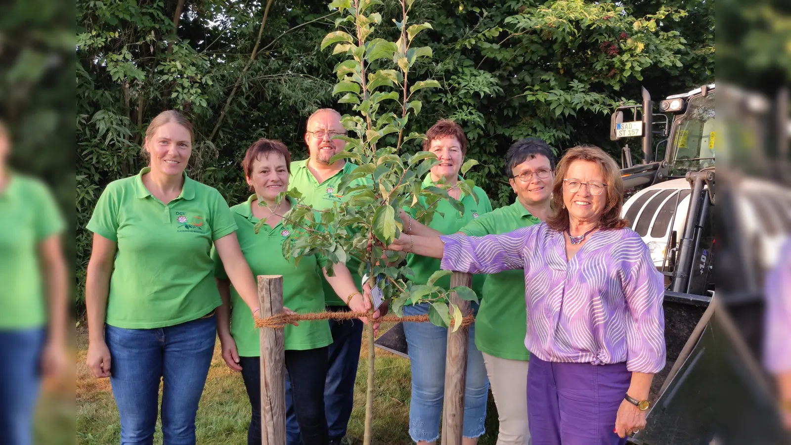 Das Geburtstagsgeschenk vom Markt Wernberg-Köblitz, ein Danzinger Kantapfel, konnten 2.Bürgermeisterin und ein Teil der Vorstandschaft zum 10jährigen Jubiläum einpflanzen . (Bild: Brigitte Klinger)