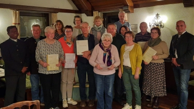 Die Geehrten mit den Vorständinnen Gerlinde Ott und Christa Schlosser, sowie Pfarrer Celestine und Gerhard Lenhart vom Kreisgartenamt (links) und 1. Bürgermeister Florian Adam (rechts). (Bild: Annette Heldmann)