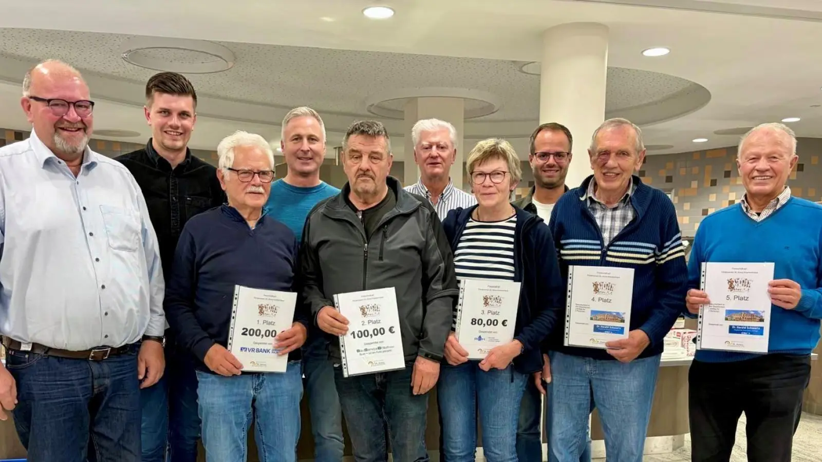 Die Gewinner des Abends mit den jeweiligen Platzsponsoren und den Organisatoren. (Bild: Jürgen Leißner)