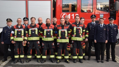 Kreisbrandinspektor Martin Weig (links), Kreisbrandmeister Alexander Kleber (3.v.li) sowie der stellvertretende Kommandant Christian Schön, Vorsitzende Kerstin Wittmann und Kreisbrandmeister Matthias Höning (von rechts) gratulierten zur bestandenen Leistungsprüfung. (Bild: Tanja Pflaum)