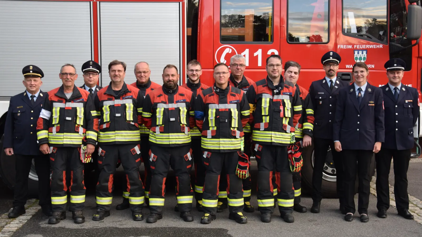 Kreisbrandinspektor Martin Weig (links), Kreisbrandmeister Alexander Kleber (3.v.li) sowie der stellvertretende Kommandant Christian Schön, Vorsitzende Kerstin Wittmann und Kreisbrandmeister Matthias Höning (von rechts) gratulierten zur bestandenen Leistungsprüfung. (Bild: Tanja Pflaum)