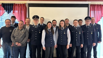 Vorne von links: Martin Salomon, Thomas Schöberl (Mitglieder Bauausschuss) Thomas Forster(2. Vorstand), Kerstin Schöberl, Sandra Reisinger, Fabian Hutzler, Josef Hutzler (1. Vorstand).<br>Hinten von links: Andreas Betz (1. Kommandant), Martin Prey, Johann Lottner, Markus Blab, Stefan Eckl, Joachim Karl (2. Kommandant), Christian Weinfurtner. (Bild: Katrin Thanner)