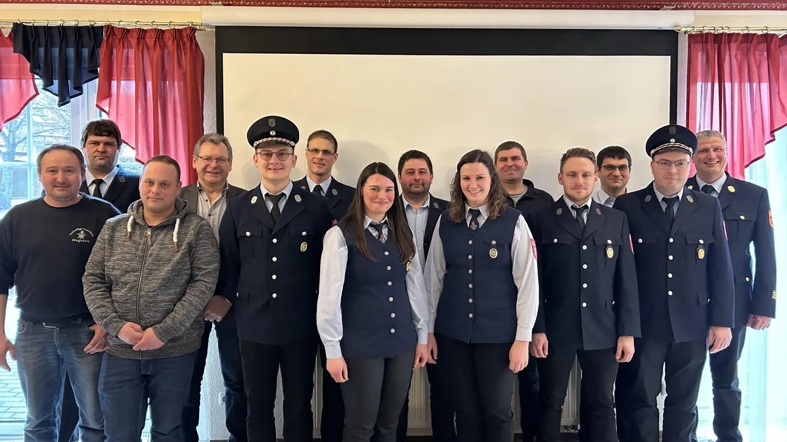 Vorne von links: Martin Salomon, Thomas Schöberl (Mitglieder Bauausschuss) Thomas Forster(2. Vorstand), Kerstin Schöberl, Sandra Reisinger, Fabian Hutzler, Josef Hutzler (1. Vorstand).<br>Hinten von links: Andreas Betz (1. Kommandant), Martin Prey, Johann Lottner, Markus Blab, Stefan Eckl, Joachim Karl (2. Kommandant), Christian Weinfurtner. (Bild: Katrin Thanner)