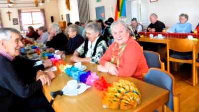 Die lustigen Gäste im Feierlaune (Bild: Anneliese Fiedler)