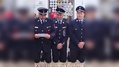 Nach altem Brauch knieten Vorstand Johannes Meiler, 1. Kommandant Marius Schmid, sowie 2. Vorstand und Festleiter Jürgen Schindler (von links) vor Hubert Meiler und baten ihn, die Schirmherrschaft anlässlich des Fests zur Einweihung des neuen Einsatzfahrzeugs der Störnsteiner Feuerwehr im Juli zu übernehmen. (Bild: David Voith)