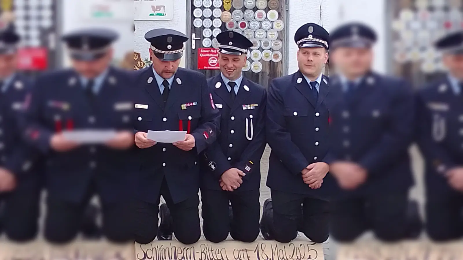 Nach altem Brauch knieten Vorstand Johannes Meiler, 1. Kommandant Marius Schmid, sowie 2. Vorstand und Festleiter Jürgen Schindler (von links) vor Hubert Meiler und baten ihn, die Schirmherrschaft anlässlich des Fests zur Einweihung des neuen Einsatzfahrzeugs der Störnsteiner Feuerwehr im Juli zu übernehmen. (Bild: David Voith)