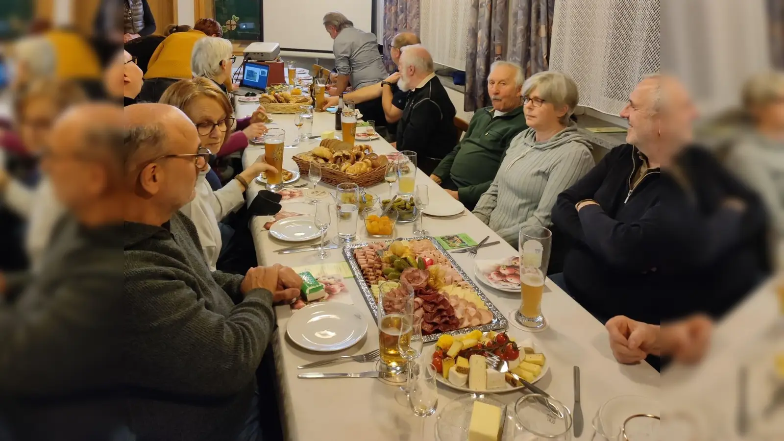 Bei einer Brotzeit folgten die Anwesenden den Ausführungen der Fachfrauen (Bild: Christine Treiber)