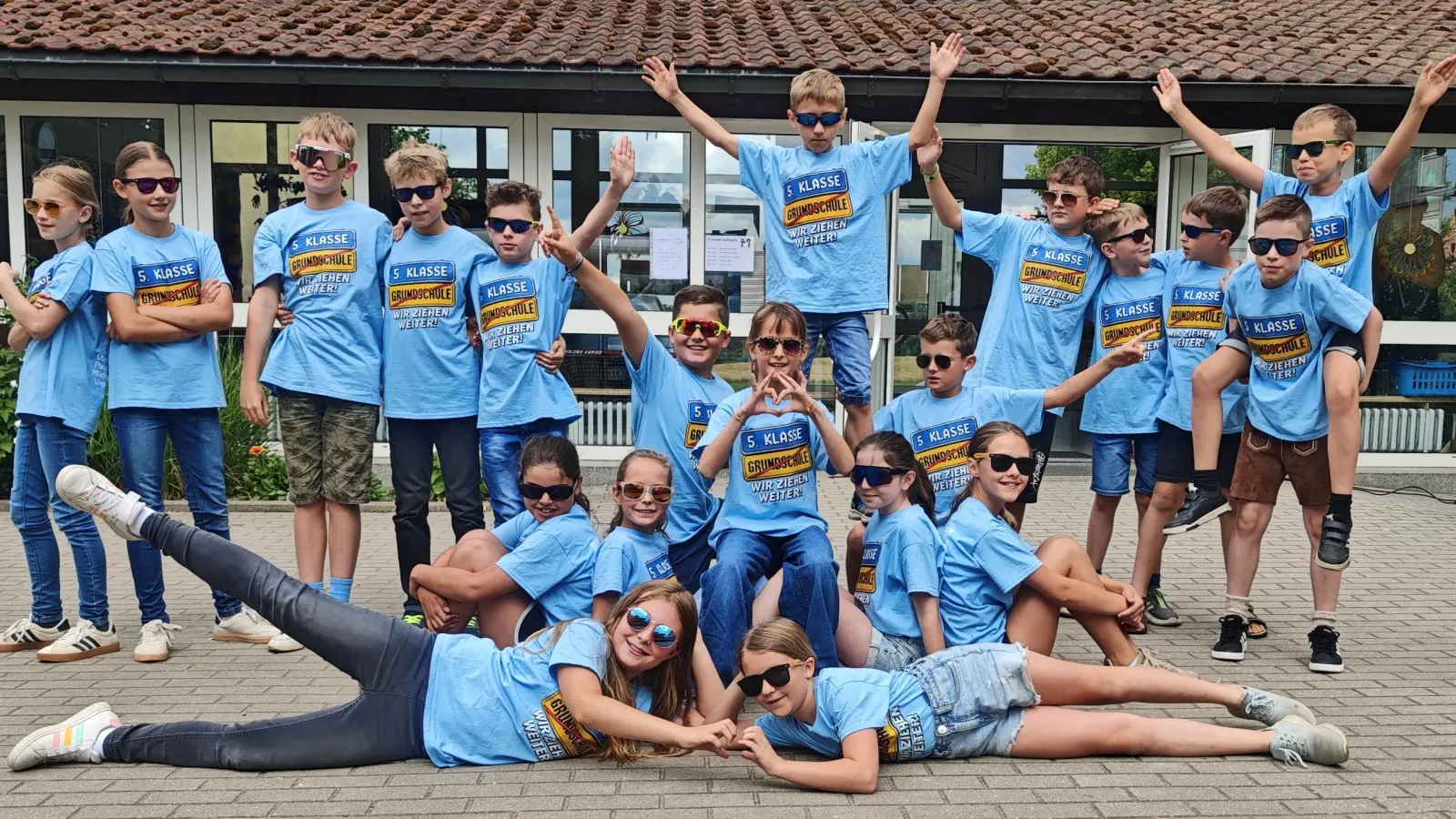 Das Schulfest in Püchersreuth begeistert. Die 4. Klasse posiert nach ihrem Tanz zum Abschlussfoto. (Bild: Sebastian Schell)