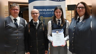 von links: 1. Vorsitzende Anja Bauer, stellvertretender Kreisvorstand NBMB AS Horst Bauer, Marie Schöpf, Dirigentin und 2. Vorsitzende Sabine Kredler (Bild: Lena Wiesnet)