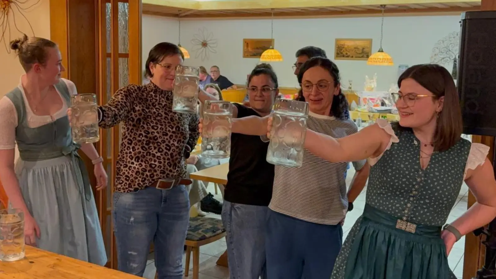 Maßkrugstemmen der Frauen beim Bockbierfest der WG Unsere Gemeinde Edelsfeld  (Bild: Kathrin Taubmann)