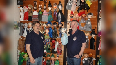 Hermann Papacek und Hermann Helgert treten mit Hermanns Kaspertheater im Sommer wieder zugunsten der Hilfsaktion „Lichtblicke“ auf. (Bild: Hermann Papacek/exb)