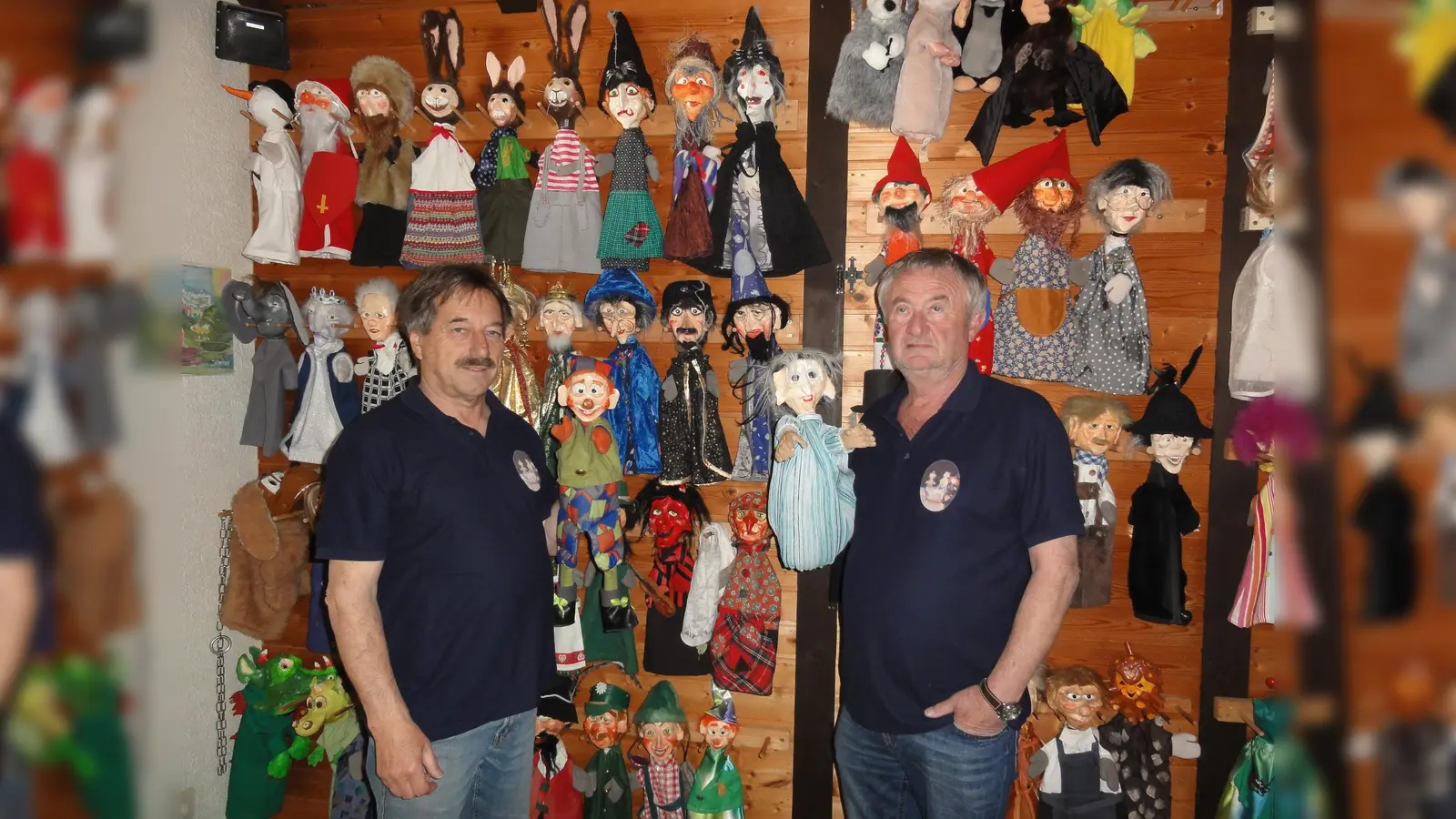 Hermann Papacek und Hermann Helgert treten mit Hermanns Kaspertheater im Sommer wieder zugunsten der Hilfsaktion „Lichtblicke“ auf. (Bild: Hermann Papacek/exb)