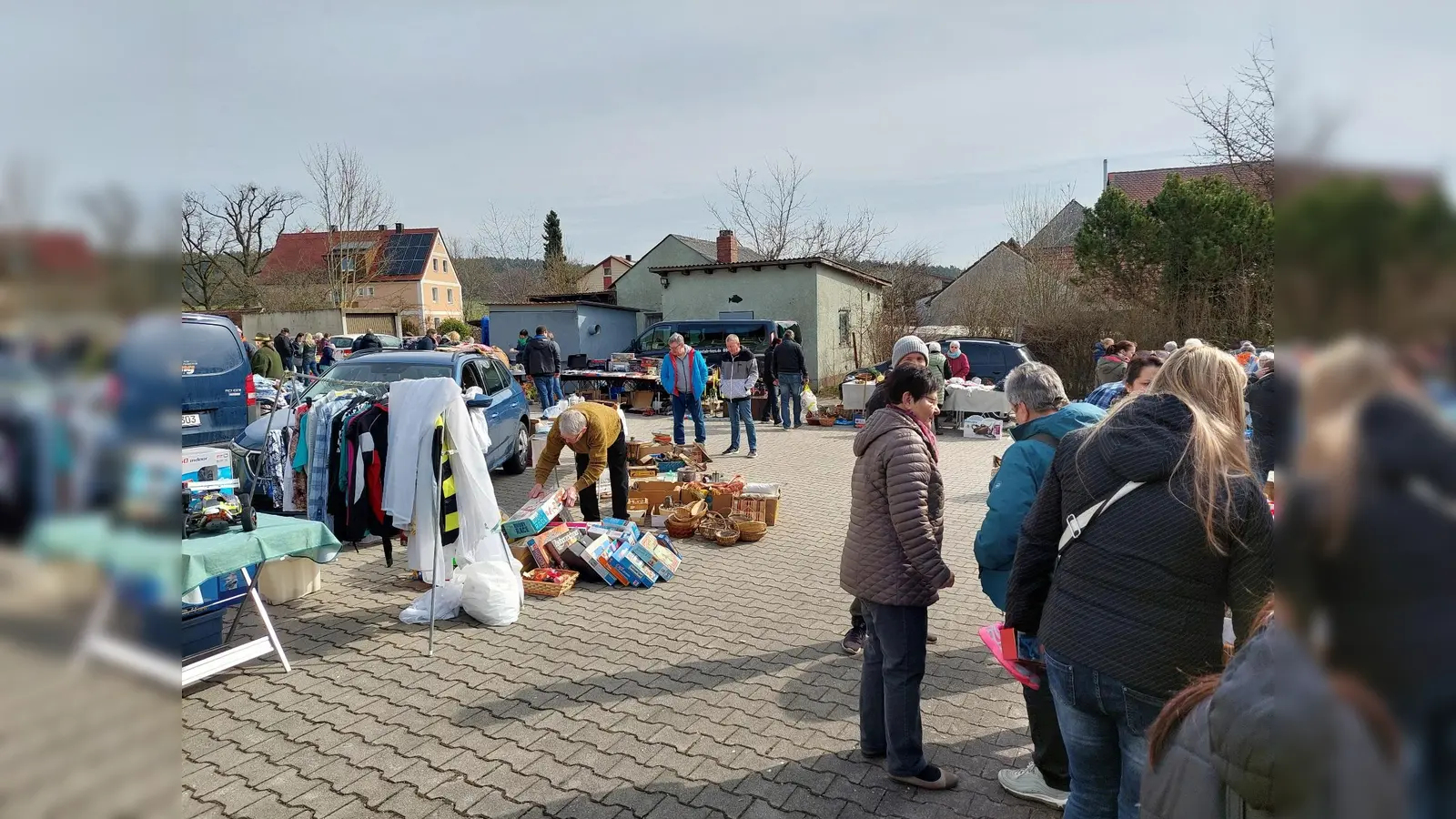 Bei den Verkaufsständen im Hof und im Biergarten sind viele gute Schnäppchen zu finden (Bild: Peter Ostermann)