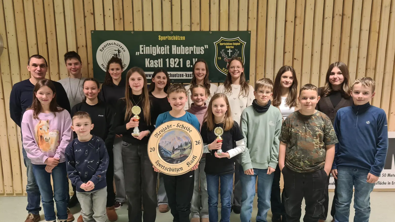 Bild: Die Teilnehmer mit den strahlenden Siegern Dominik Haas (Bildmitte), sowie Elisa Will (links) und Emma Albersdörfer (rechts) zusammen mit Jugendleiter Matthias Merkl (links). (Bild: Wolfgang Raps)