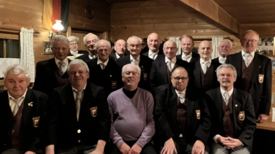 Vorstand Herbert Ulrich mit den Sängern des MGV Bärnau. (Bild: Elke Ulrich)