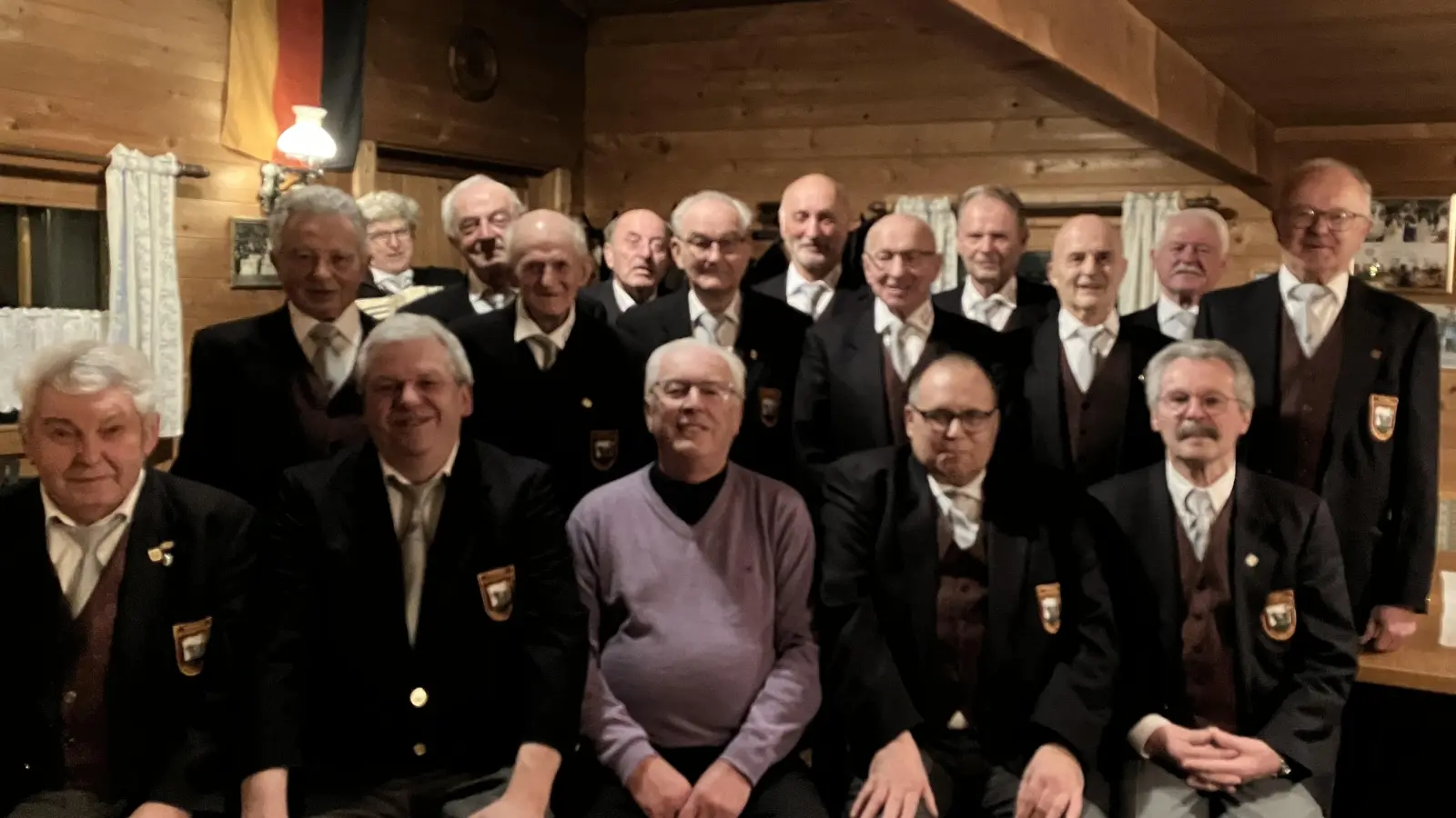 Vorstand Herbert Ulrich mit den Sängern des MGV Bärnau. (Bild: Elke Ulrich)