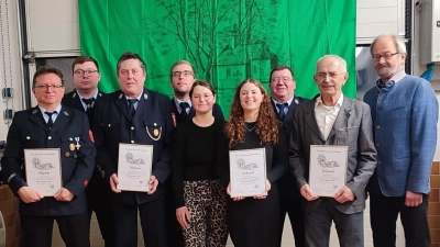 Auch Ehrungen standen im Fokus der Jahreshauptversammlung. Im Bild von links Markus Greger, Kommandant Christoph Kastner, Stefan Schich, Gabriel Kastner, Theresa Hellerl, Hannah Hellerl, Vorstand Reinhard Kastner, Altbürgermeister Hubert Kellner, zweiter Bürgermeister Helmut Härtl. (Bild: Reinhard Kastner)