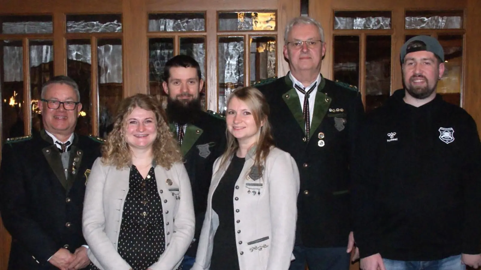 Bild 1 zeigt die neue Vorstandschaft (v. l.): Wolfgang Sennfelder (1. Vors.), lena Rosenblatt (2. Vors.), Raimund Riess (3. Vors.), Bettina Kellner (Sportleiterin), Wolfgang Gilch (Schatzmeister), Michael Lotter (2. Jugendl., Vertretung für Ryan McBride) (Bild: Peter Domanits )