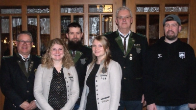 Bild 1 zeigt die neue Vorstandschaft (v. l.): Wolfgang Sennfelder (1. Vors.), lena Rosenblatt (2. Vors.), Raimund Riess (3. Vors.), Bettina Kellner (Sportleiterin), Wolfgang Gilch (Schatzmeister), Michael Lotter (2. Jugendl., Vertretung für Ryan McBride) (Bild: Peter Domanits )