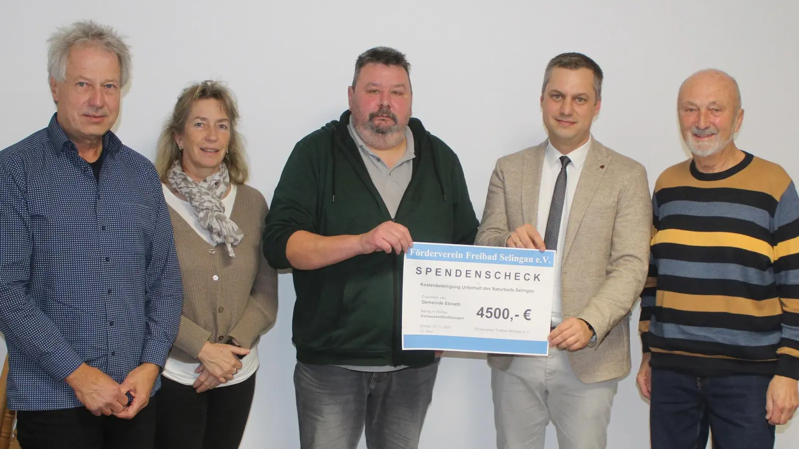 Bei der Scheckübergabe: v.re. Vorsitzender Bernd Würstl, Bürgermeister Wolfgang Söllner, Kassier Alexander Heinl, Christa Malzer, Veit Bauer (Bild: Josef Söllner)