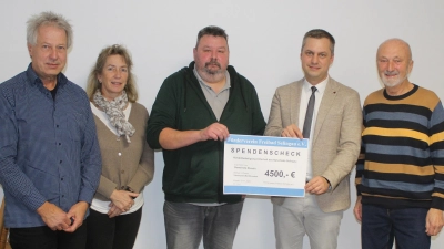 Bei der Scheckübergabe: v.re. Vorsitzender Bernd Würstl, Bürgermeister Wolfgang Söllner, Kassier Alexander Heinl, Christa Malzer, Veit Bauer (Bild: Josef Söllner)