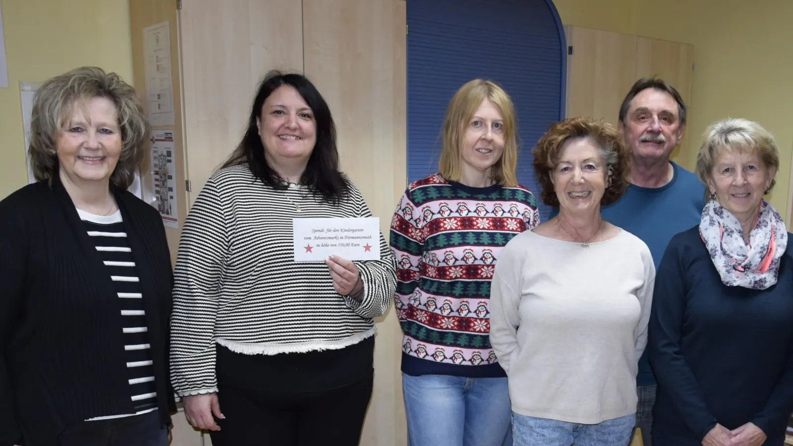 Personen auf dem Bild: (von links nach rechts) Patricia Kreuzer (stellvertretende Kitaleitung), Jasmin Häckl (Kitaleitung), Kerstin Werhell (Elternbeirat), Familie Haseling (Organisatoren), Renate Weigl (Feuerwehr Hermannsreuth) (Bild: Veronika Geslovà)