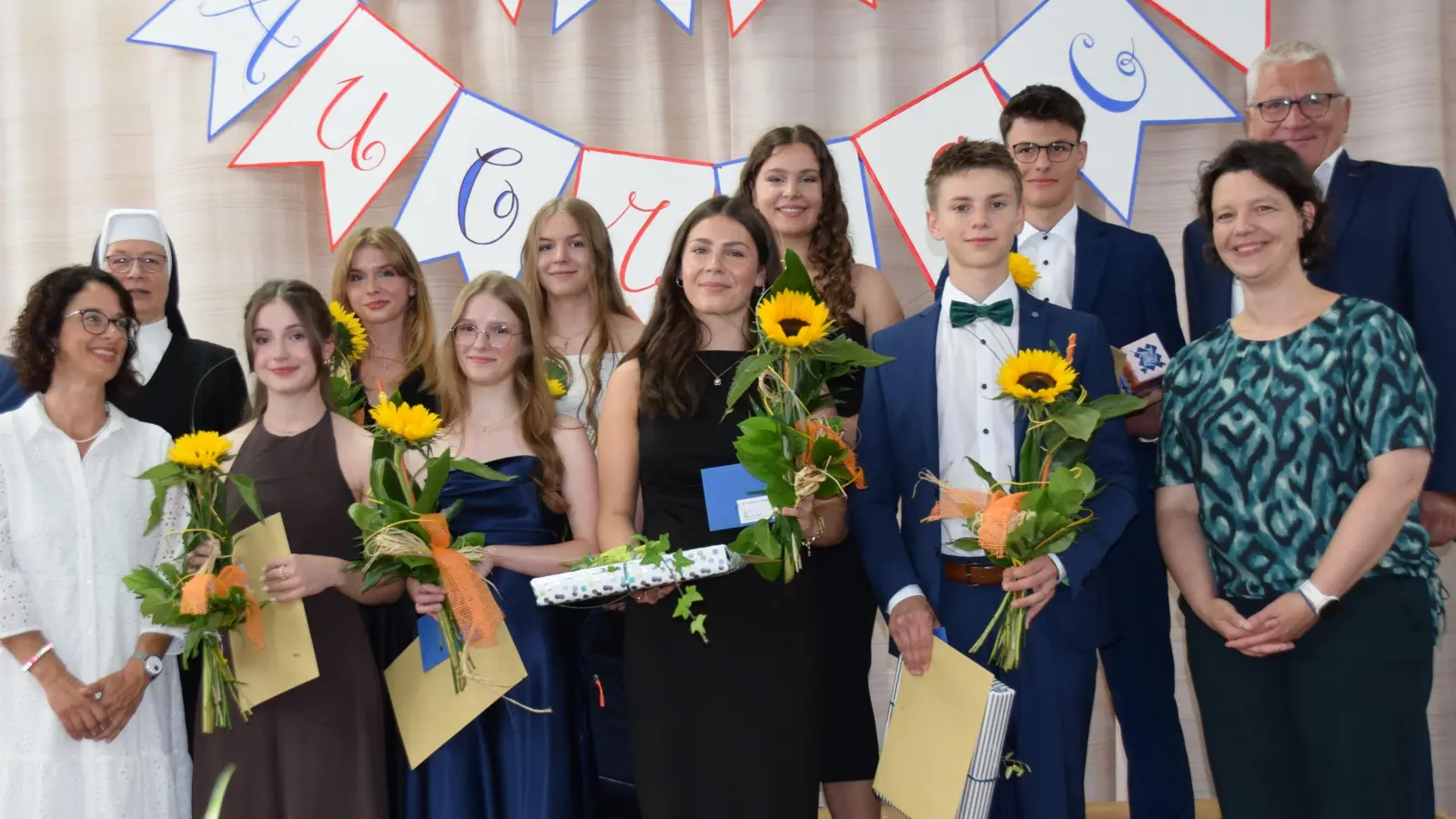 Die Jahrgangsbesten mit Rektorin Sr. Lioba, 2. Bgm. Norbert Gradl und den Klassenleiterinnen Katja Mandel und Beate Schißlbauer  (Bild: Heidi Kurz)