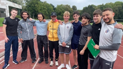 Eine starke Truppe des Box-Club Olympia Weiden e.V. nach dem Ablegen des Abzeichens mit Eric Frenzel. (Bild: Klaus Meier)