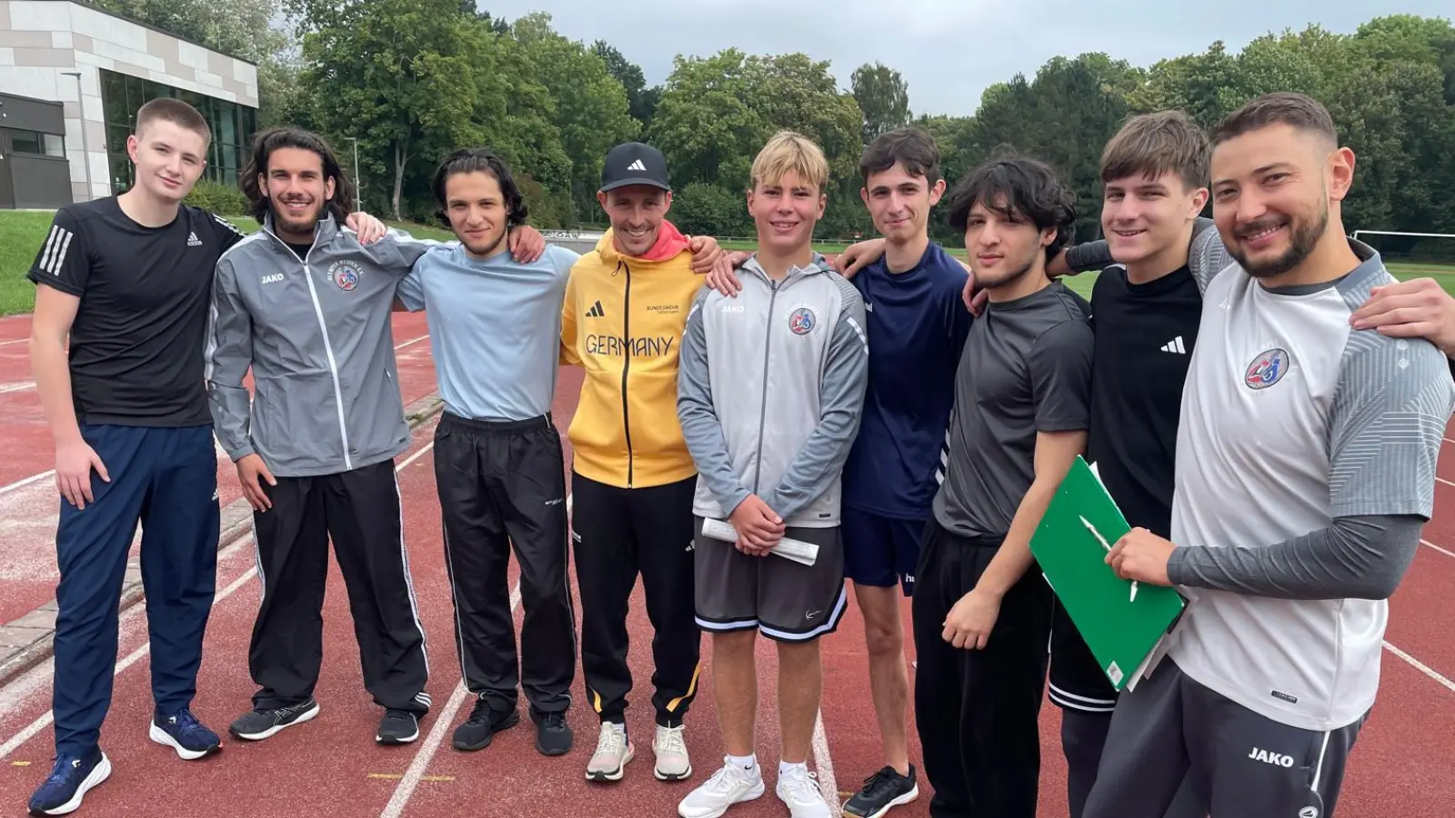 Eine starke Truppe des Box-Club Olympia Weiden e.V. nach dem Ablegen des Abzeichens mit Eric Frenzel. (Bild: Klaus Meier)