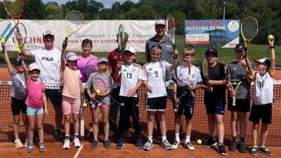 Die Teilnehmer beim Tennis-Ferienprogramm für Kinder. (Bild: Bernhard Birkner)