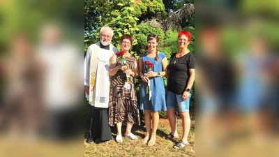 Träger Pfarrer Prechtl, Petra Neumann (40 Jahre), Viktoria Brandt (10 Jahre), Kindergartenleitung Barbara Krauthahn. (Bild: Barbara Krauthahn)