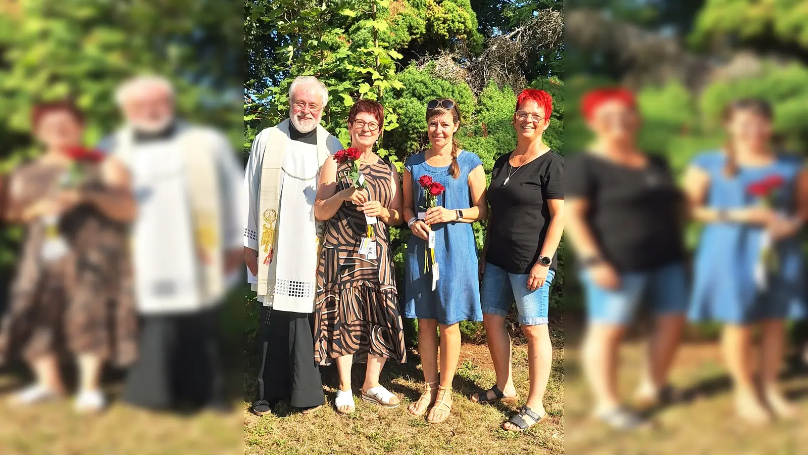 Träger Pfarrer Prechtl, Petra Neumann (40 Jahre), Viktoria Brandt (10 Jahre), Kindergartenleitung Barbara Krauthahn. (Bild: Barbara Krauthahn)