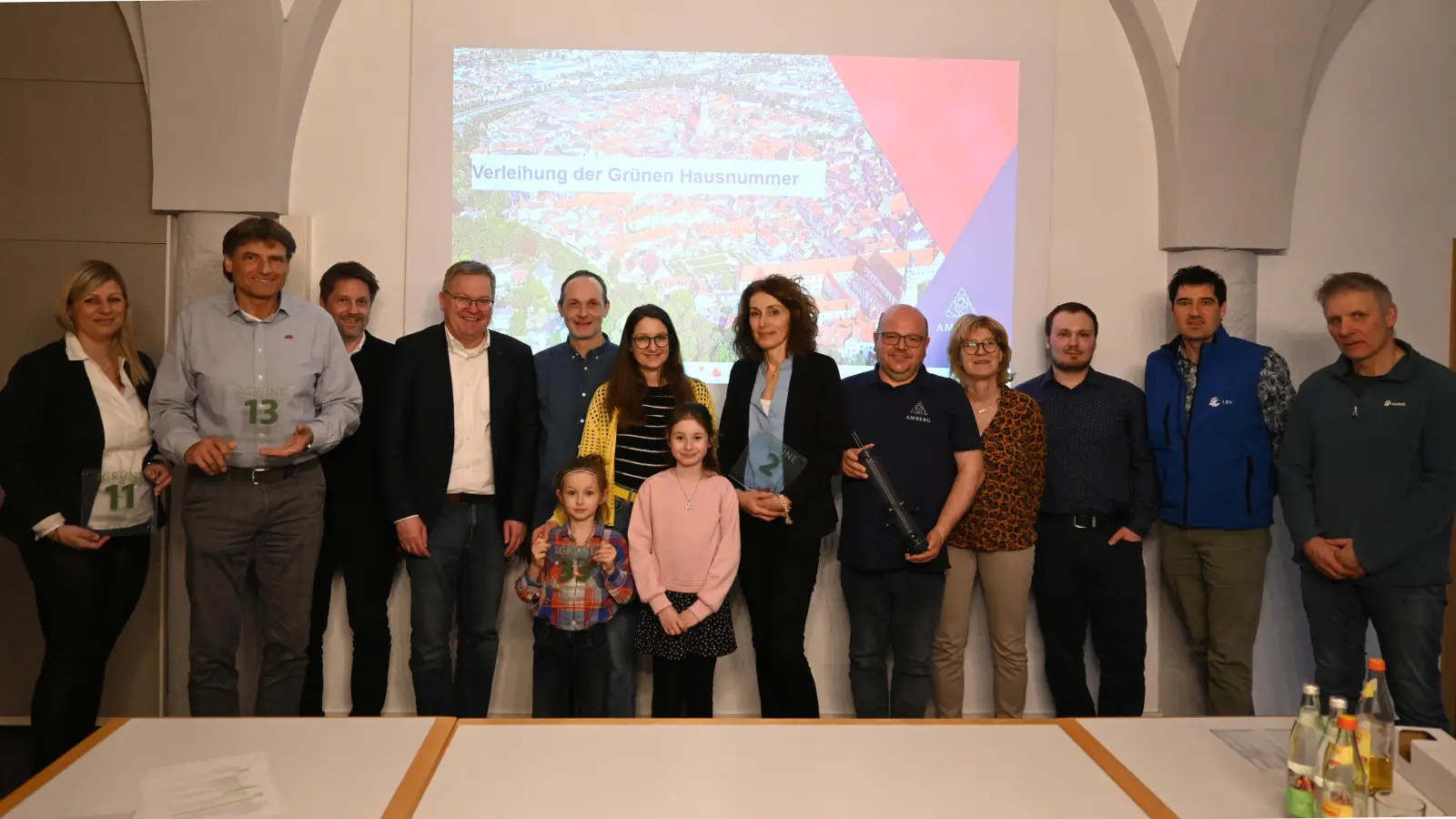 Gruppenbild zur Verleihung der „Grünen Hausnummer 2026“: OB Michael Cerny (Vierter von links) gratulierte allen Preisträgerinnen und Preisträgern im Rahmen einer Feierstunde im Baureferat der Stadt Amberg. (Bild: Simon Hauck)