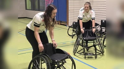 Lea Göbel und Naima Wieczorreck bei der Vorbereitung des Inklusionsmobils. (Bild: Magdalena Gradewald)