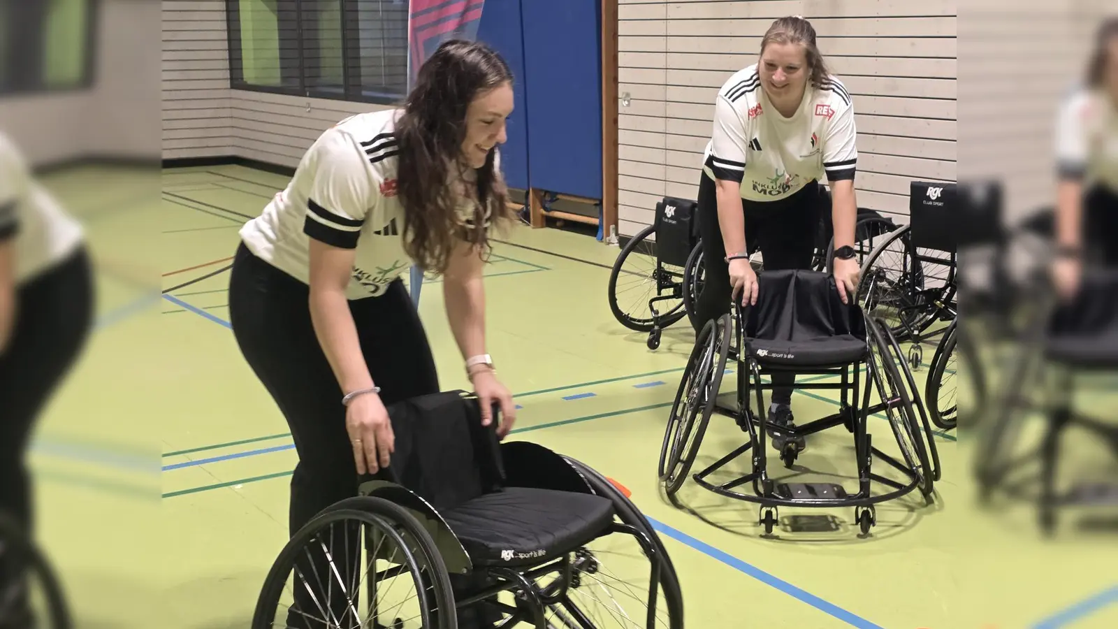 Lea Göbel und Naima Wieczorreck bei der Vorbereitung des Inklusionsmobils. (Bild: Magdalena Gradewald)