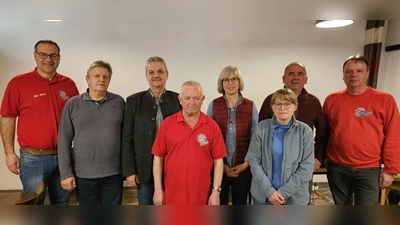Die anwesenden Geehrten mit den Vorständen (v. l. n. r. 1. Vorsitzender Josef Maier, Stefan Meyer, Bgm. Andreas Wutzlhofer, Josef Ganzera, Angelika Anzer, Claudia Maier, Bernhard Kleber, 2. Vorsitzender Michael Walbrunn) (Bild: Helmut Sturm)
