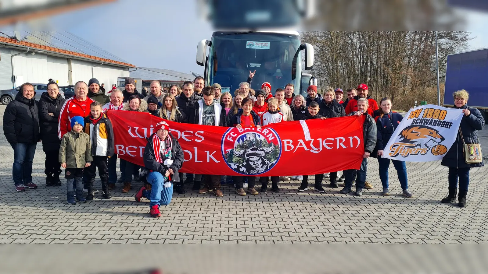 Ein gelungener Ausflug des Fanclubs Weiding zusammen mit den Schwandorf Tigers.  (Bild: Bernhard Grau)